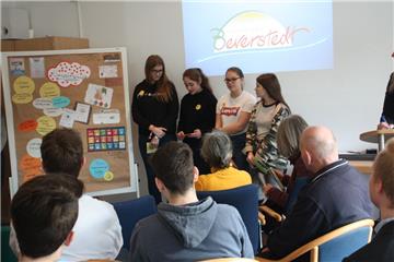 Sie haben sich zusammen mit vielen Mitschülerinnen und Mitschülern während des Jugendforums engagiert und gestalten so aktiv die Zukunft in ihren Dörfern mit. Ihre Ideen zu den
Themen Umweltschutz, frei WLAN und Mountainbike-Strecke waren gefragt.