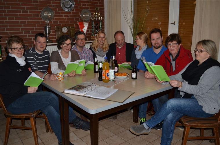 Ein Fall fürs Himmelbett: Theater in Oldendorf bei Zeven Sie haben viel Spaß bei den Übungsabenden (von links): Souffleuse Martina Margis, Heiko Fresen, Birgit Wennholz, Hartwig Meyer, Petra Prigge, Frank Cordes, Susanne Fuge, Thomas Windhövel, Urda Borchers und Cora Böhling.