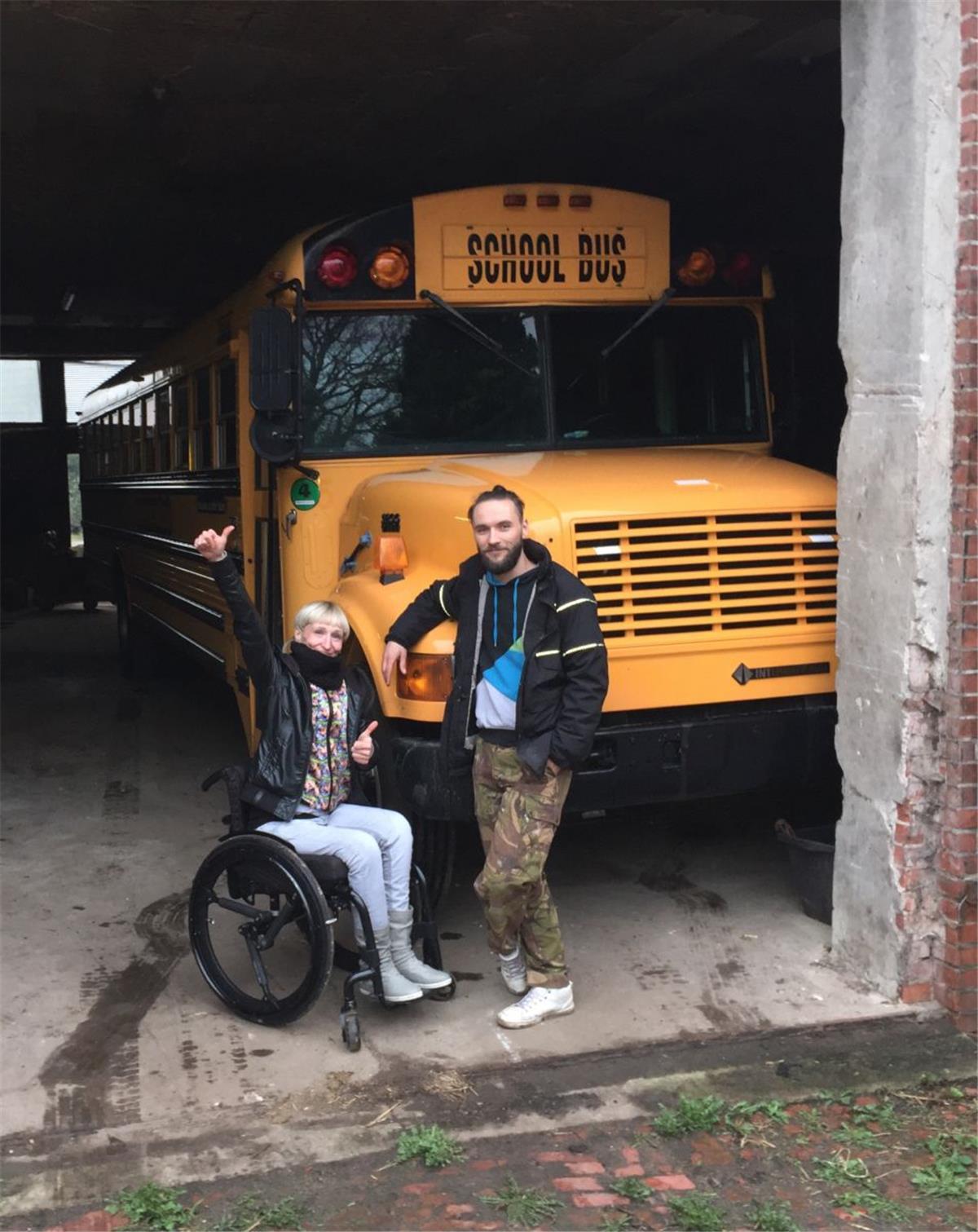 Sie haben viele Höhen und Tiefen erlebt: Doch nun steht der amerikanische Schulbus in einer Scheune nahe Gyhum. Stefanie Hoyer und Benjamin Hermann freuen sich über ihr neues Fahrzeug, dass sie Mitte April aus Rottweil abgeholt haben.