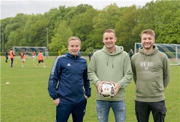 Sie haben vor fünf Jahren erlebt, was im Pokal mögich ist (von links): Stephen Zander, Co-Trainer der Leher TS, Torjäger Jan Niklas Kersten und Timo Tötheider.