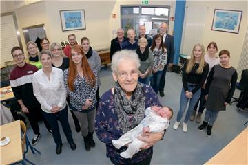 Sie hat eine große Familie: Anneliese Tiedemann (84)(Mitte) bei einem Familientreffen mit Kindern. Enkeln und Urenkelkindern. Baby Meira Luna ist gerade eine Woche alt.