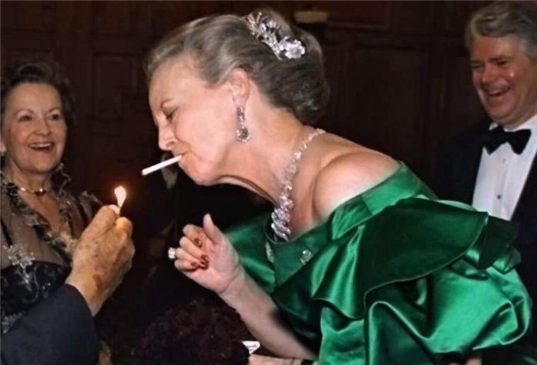 Dänische Königin Margrethe bleibt dem Rauchen treu 1999: Königin Margrethe II. lässt sich Feuer geben
