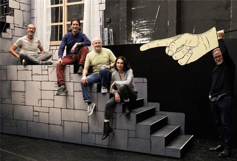 Lust auf Monty-Python-Feeling? Da gibt es was im Stadttheater Sie hatten viel Spaß bei den Proben zu „Spamalot“: Ausstatter Bernhard Niechotz (von links), Tonio Shiga, der musikalische Leiter, Regisseur Achim Lenz, Choreografin Yara Hassan und Schauspielleiter Peter Hilton Fliegel.