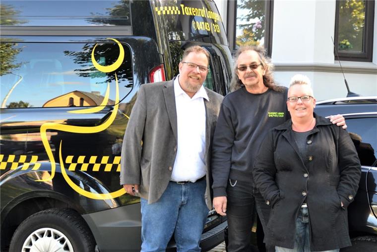 Sie hoffen auf eine gute Beteiligung bei der Bundestagswahl (von links): der Langener Taxiunternehmer Michael Brümmer, Fahrer Joachim Völkel und Disponentin Andrea Schreiber.