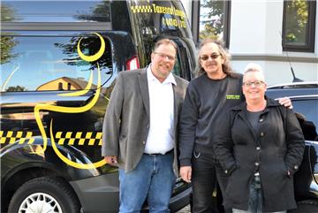 Sie hoffen auf eine gute Beteiligung bei der Bundestagswahl (von links): der Langener Taxiunternehmer Michael Brümmer, Fahrer Joachim Völkel und Disponentin Andrea Schreiber.