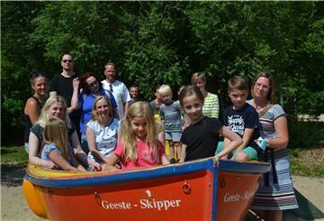 Sie hoffen, dass das Boot nicht untergeht: Die Eltern und Kinder des Geestensether Hortes, dem die Schließung droht.