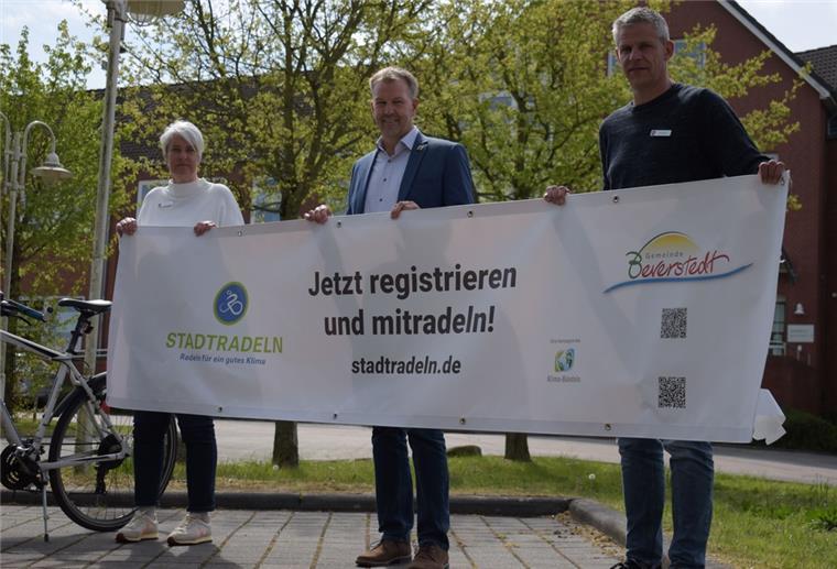 Sie hoffen, dass viele Beverstedter ihr Auto stehenlassen, um an der Aktion "Stadtradeln" teilzunehmen: Kerstin John und Kai Wilkens (rechts) von der Gemeinde sowie Bürgermeister Guido Dieckmann (Mitte).