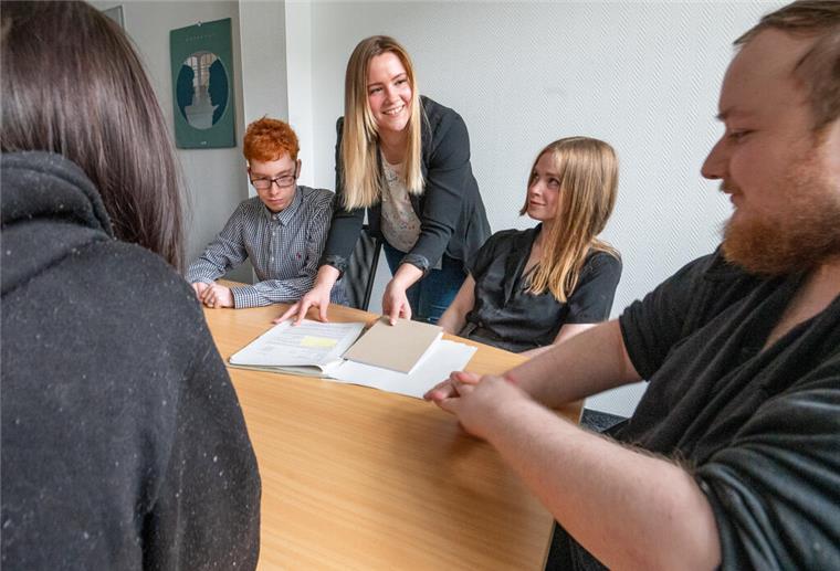 Die Jugendlichen Stefanie T. (von links), Torben P., Lea U. und Justin W. werden von Ann-Katrin Jäschke (Mitte) vom Jobcenter betreut.
