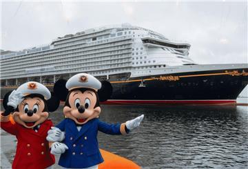 Die bekannten Disney-Figuren Minnie und Micky Maus in Kapitänsuniformen begrüßen die „Disney Adventure“: Das Schiff verlässt erstmals das Baudock der Meyer Werft in Wismar.