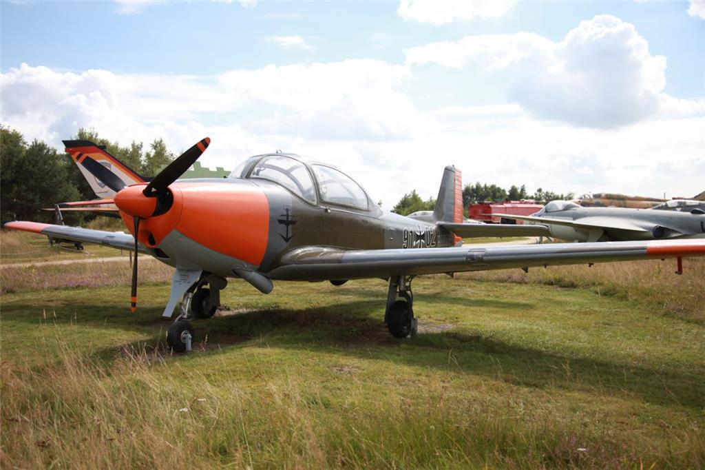 Sie ist die kleinste Flächenmaschine auf dem Freigelände des Aeronauticums – die Piaggio P-149 D, liebevoll „Pitschi“ genannt. Restauratorin Imke Scherf kennt jede Schraube an dem Oldtimer, den sie in den zurückliegenden Monaten restauriert hat. „Sie sieht vielleicht unspektakulär aus, aber in ihr haben viele Piloten ihre ersten Alleinflüge absolviert.“ Mit gerade einmal 1470 Kilogramm war sie sogar kunstflugtauglich. Weitaus bekannter als mit seinen Flugzeugen ist Hersteller Piaggio allerdings mit seinem Motorroller „Vespa“ geworden.