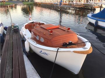 Sie ist ein schmuckes Tuckerboot geworden, die "Lotta", die nun erstmals zu Wasser gelassen wurde.