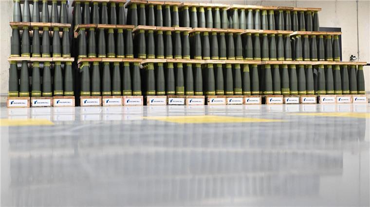 Neues Rheinmetall-Munitionswerk eröffnet - Lob aus Politik Sie können bis zu 40 Kilometer weit geschossen werden: Artilleriemunition von Rheinmetall.