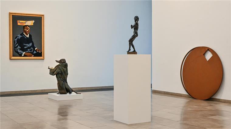 Wenn ein Blind Date zum spannenden Kunstereignis im Gerhard-Marcks-Haus wird Sie könnten kaum unterschiedlicher sein, auch wenn sie in einem Raum versammelt sind: die figürlichen Darstellungen und das tonnenschwere Element, das an der Wand lehnt.