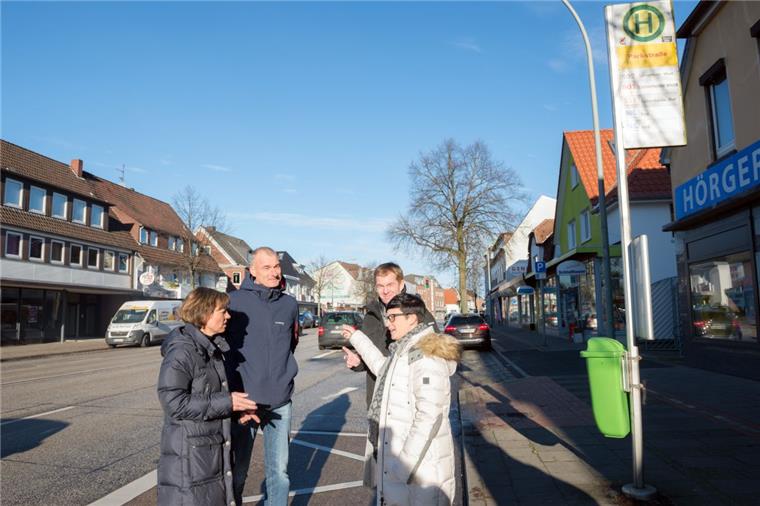 Leere Läden in der Langener Landstraße Sie kümmern sich in der Bremerhavener Interessengemeinschaft Nord um das Quartier (von links): Svenja Wassenaar, Felix Schlosshauer, Heiko Herold und Anika Galczinsky. Foto Schimanke
