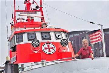 Sie liebt auch die großen Schiffe: Margrit Vürst am Bug des Seenotrettungskreuzers „Hermann Rudolf Meyer“.