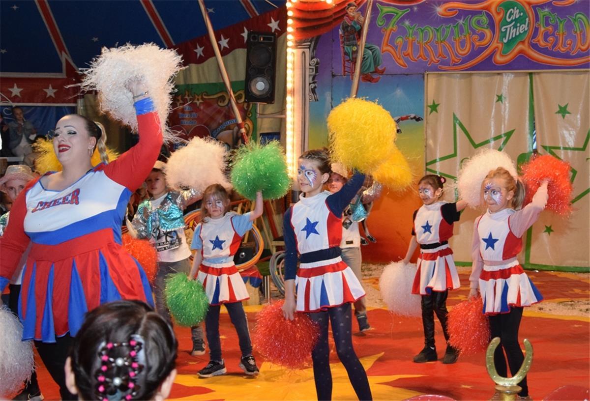 Selsinger Grundschüler zeigen sich als Akteure in der Zirkusmanege Sie machen den Auftakt: Cheerleader im Schulzirkus Eldorado.
