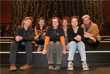 Sie machen Lust auf Theater (v. l.): Wiebke Alphei, Coco Plümer, Bianca Sue Henne, Severine Schabon, Julia Brettschneider und Philipp Haase. Foto: Masorat
