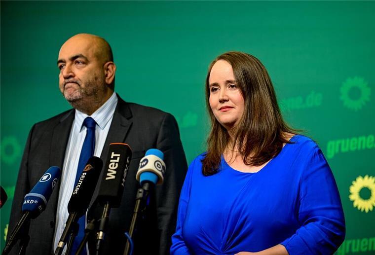 25.09.2024, Berlin: Grünen-Parteivorsitzende Ricarda Lang (r) und Omid Nouripour sprechen bei einer Pressekonferenz in der Bundesgeschäftsstelle Bündnis 90/Die Grünen. Die Grünen-Spitze zieht nach den Misserfolgen der Partei bei mehreren Wahlen personelle Konsequenzen. Foto: Fabian Sommer/dpa +++ dpa-Bildfunk +++