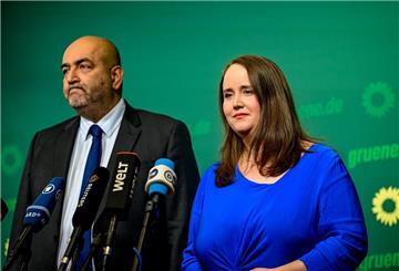 25.09.2024, Berlin: Grünen-Parteivorsitzende Ricarda Lang (r) und Omid Nouripour sprechen bei einer Pressekonferenz in der Bundesgeschäftsstelle Bündnis 90/Die Grünen. Die Grünen-Spitze zieht nach den Misserfolgen der Partei bei mehreren Wahlen personelle Konsequenzen. Foto: Fabian Sommer/dpa +++ dpa-Bildfunk +++