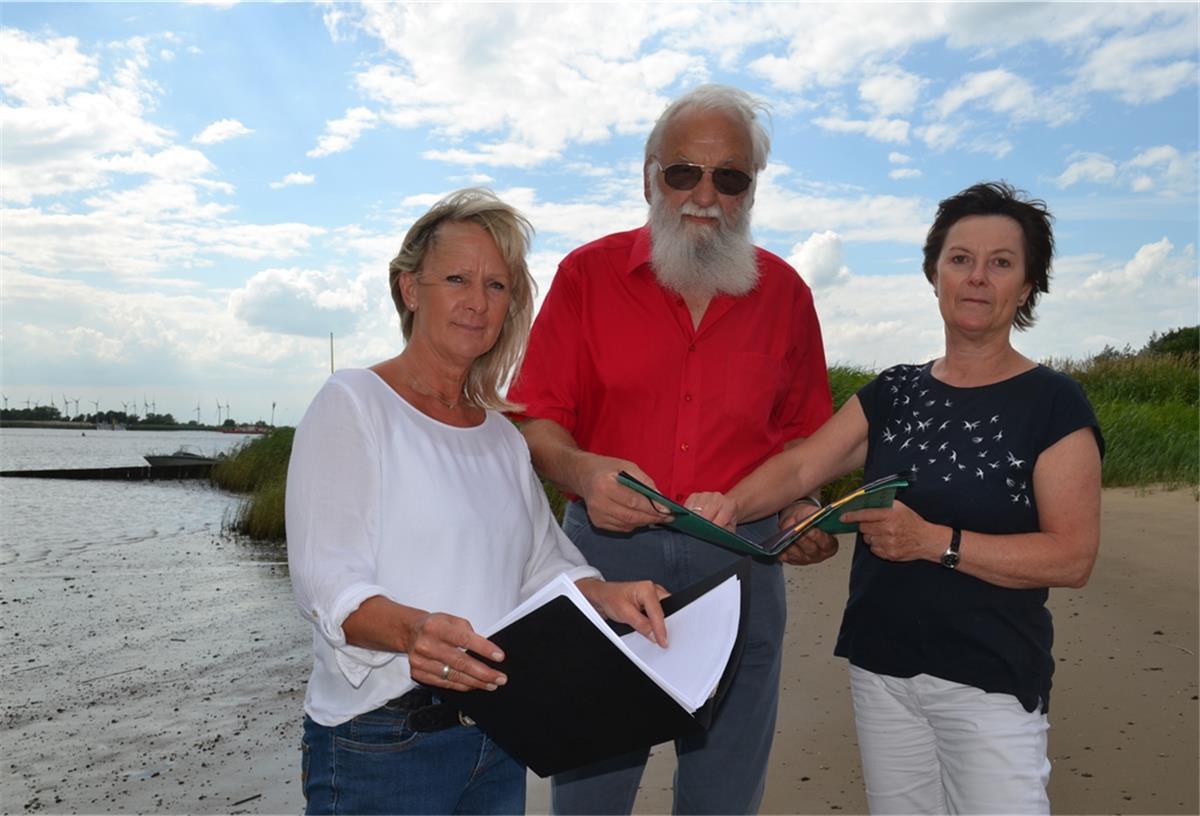 Badeverbot: Wogen in Sandstedt schlagen hoch Sie machen sich dafür stark, dass man in der Weser bei Sandstedt bald wieder baden kann (von links): Sabine Franke, Burkhard Ilschner und Antje Wittmaier.