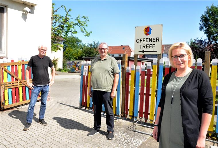 Reparieren bei Kaffee und Kuchen Sie planen neue Projekte fürs Mehrgenerationenhaus: Stefan Schreiber (links) und Anja Danowski, die beiden Leiter der Einrichtung, sowie Albert Mumme, Vorsitzender des Senioren- und Behindertenbeirats der Stadt Nordenham.