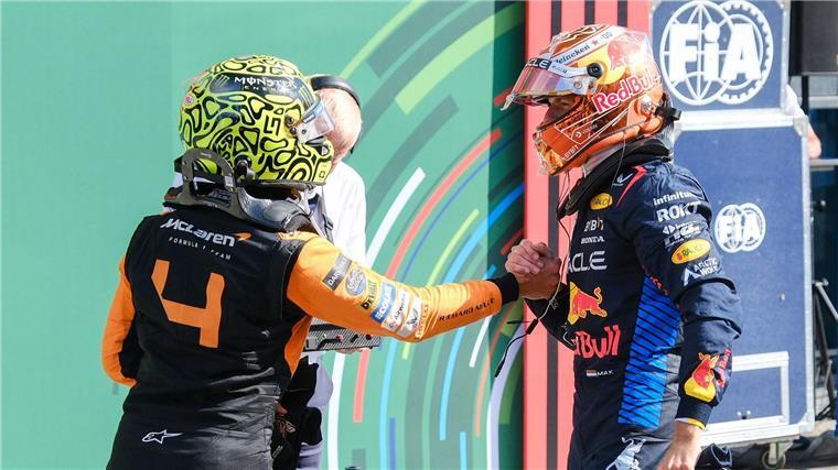 Vettel als Vorbild: Norris erhöht Druck auf Verstappen Sie prägen den WM-Kampf: Lando Norris (l) und Max Verstappen.
