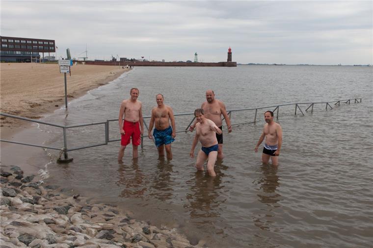 Weserstrandbad in Bremerhaven: Die FDP geht baden Sie schwammen gegen das Badeverbot im Weserstrandbad an: (von links) Hauke Hilz und Jens Grotelüschen von der FDP sowie Jürgen Pantke, Alexander Manardo-Hinüber und Harm Ahlers von den Weserschwimmern.