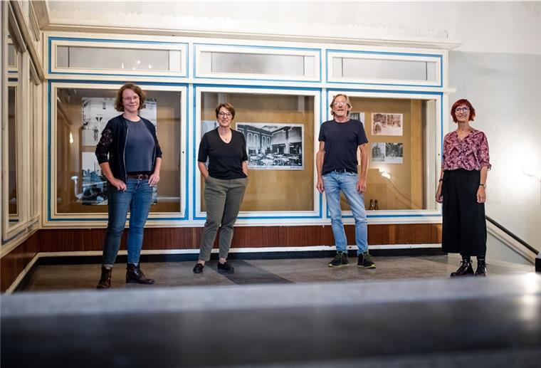 Sie sehnen sich alle nach Kultur und freuen sich darüber, dass die Sehnsucht die unterschiedlichsten Veranstaltungen zusammenbringt: Annika Jaeger (Kulturamt, von links), Kulturamtsleiterin Dorothee Starke, Robert Worden (ArtSpace) und Juliane Lenssen (Das letzte Kleinod). Foto: Hartmann