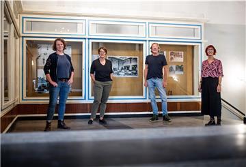 Sie sehnen sich alle nach Kultur und freuen sich darüber, dass die Sehnsucht die unterschiedlichsten Veranstaltungen zusammenbringt: Annika Jaeger (Kulturamt, von links), Kulturamtsleiterin Dorothee Starke, Robert Worden (ArtSpace) und Juliane Lenssen (Das letzte Kleinod). Foto: Hartmann