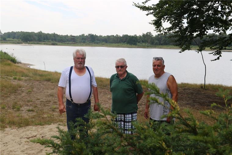 Ballermann-Feeling am Wollingster See? Vereine senden ein SOS Sie setzen sich für eine intakte Umwelt am Wollingster See ein (von links): Heino Runge (Förderverein) sowie Gerold Heins und Uwe Ehlert (beide Umwelt- und Angelverein).