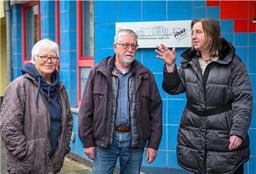 Drei Männer einer Selbsthilfegruppe für Alzheimer-Erkrankte,