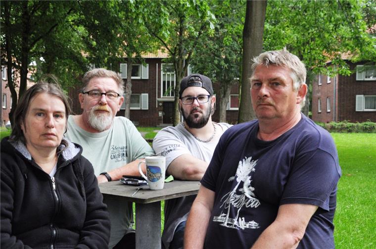 Sie sind besorgt wegen der Bleileitungen in Einswarder Häusern: (von links) Sabine Wilmes, Uwe Dräger, Pascal Reinert und Frank Wilmes. Im Hintergrund sind Häuser mit Bleileitungen an der Friesenstraße zu sehen.  