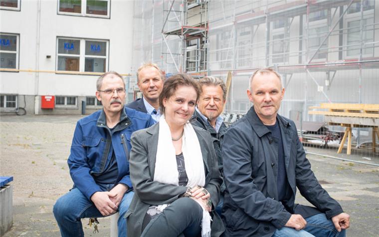Sie sind froh, dass die Käufmännischen Lehranstalten endlich energetisch saniert werden können (von links): Hausmeister Piotr Stepniewski, Holger Schneeberg von Seestadtimmobilien, Stadträtin Jeanne-Marie Ehbauer, Schulleiter Peter Reckemeyer und Architekt Nico Dohm. 