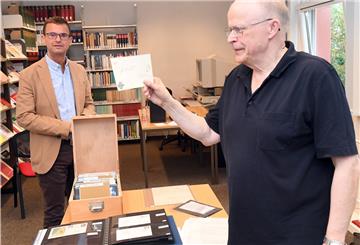 Sie sind froh, die historische Sammlung von Hartwig Wiest erhalten zu können: Michael Frost und Dr. Dieter Riemer. 