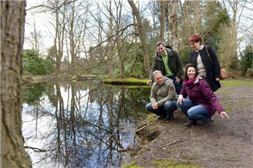 Sie sind froh über das frische Wasser im Weiher: Thomas Reinicke (Gartenbauamt), Maurice Müller (Stadtrat Umwelt) Grit Weiher (Gartenbauamt) und Doris Baumgardt-Ackermann (Förderverein). Foto Schimanke