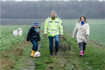 Sie sind gerne in der Natur unterwegs: Edyta Stateczny-Kade, Ehemann Alexander Stateczny und Sohn Aaron.