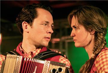 Daniel Langbein und Emily Cox in einer Szene des Krimis