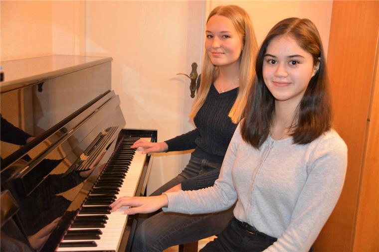 Bad Bederkesa: Leonie und Klarissa treten bei "Jugend musiziert" an Sie sind guter Dinge und gründlich vorbereitet auf den Wettbewerb: Klarissa Puschnus (vorne) und Leonie Blanck freuen sich auf ihren Auftritt beim Regionalwettbewerb „Jugend musiziert“.