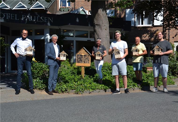 Auf dass es lauter summt Sie sind im Ziel vereint, einen Beitrag zum Schutz von Bienen und anderen Insekten leisten zu wollen. Das Aufhängen von 50 Insektenhotels dient diesem Ziel. Den Auftrag zum Bau der Hotels hatten die Hoteliers Ralph Paulsen (von links) und Detlef Pauls an die Schülerfirma der Gauß-Schule gegeben. Deren didaktische Leiterin Stephanie Jordan und Christopher Behrens (Bundesfreiwilligendienst Leistender), Hausmeister Andreas Mehrkens sowie Behrens‘ Kollege Rayvan Meinert lieferten die Bestellung gestern aus.