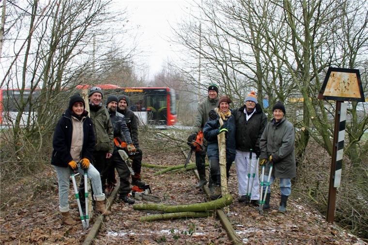 Zeven: Draisinen haben jetzt freie Fahrt Sie sind stolz auf ihr Werk: Freiwillige Helfer haben die Strecke von Wildwuchs befreit, sodass jetzt wieder Draisinen fahren können.