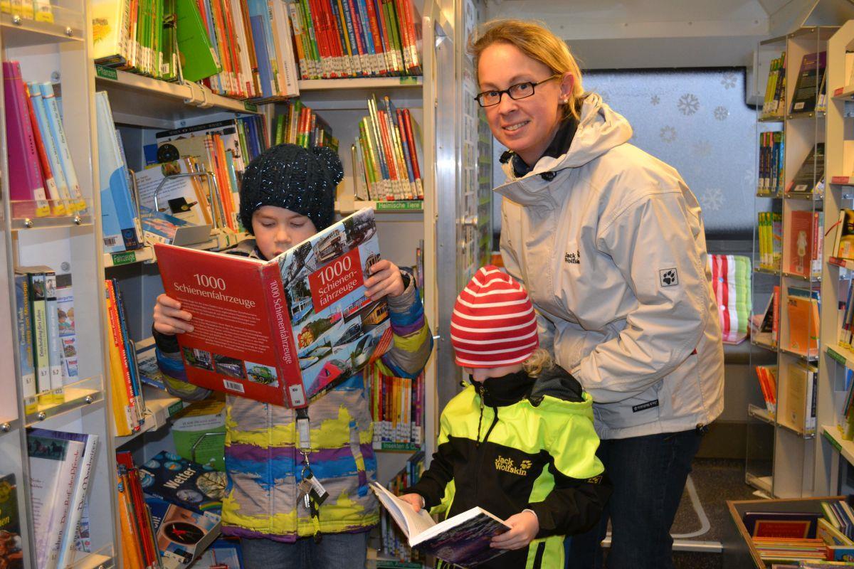 Bücherbus im Cuxland auf Rekordkurs Sie sind treue Kunden des Bücherbusses (von links): Arvid (7), Aleke (4) und Melanie Asendorf aus Sievern. Foto Hansen
