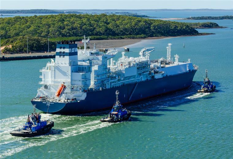 LNG statt Kreml-Gas: Habeck chartert vier teure Super-Schiffe Sie soll schon Ende 2022 in Wilhelmshaven Flüssiggas von LNG-Tankern für Deutschland anlanden: die "Hoegh Esperanza" - hier vor Queensland in Australien fotografiert.