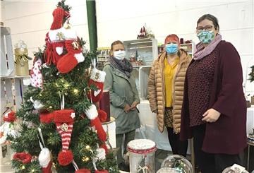 Sie spielen "Weihnachtswichtel" für bedürftige alte Mitmenschen (v.li): Gabi Seedorf, Gudrun Jäger und Corinna Mosebach.