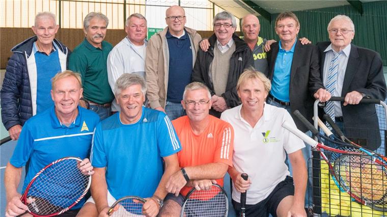 OSC-Oldies schwelgen in Erinnerungen an den Seestadt-Fußball Sie stehen für die Zeit, in der es dem Seestadt-Fußball noch gut ging. Das ehemalige Zweitliga-Team des OSC trifft sich immer noch regelmäßig. Foto Adebahr