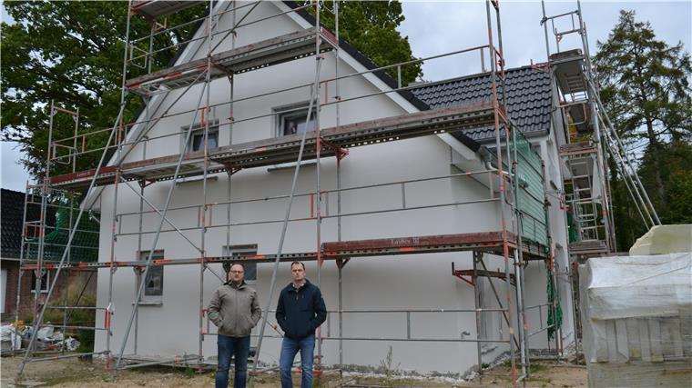 Baufirma macht pleite: Bauherr geht durch Hausbau-Hölle Hausbauer und Handwerksmeister vor einem unfertigen Haus.