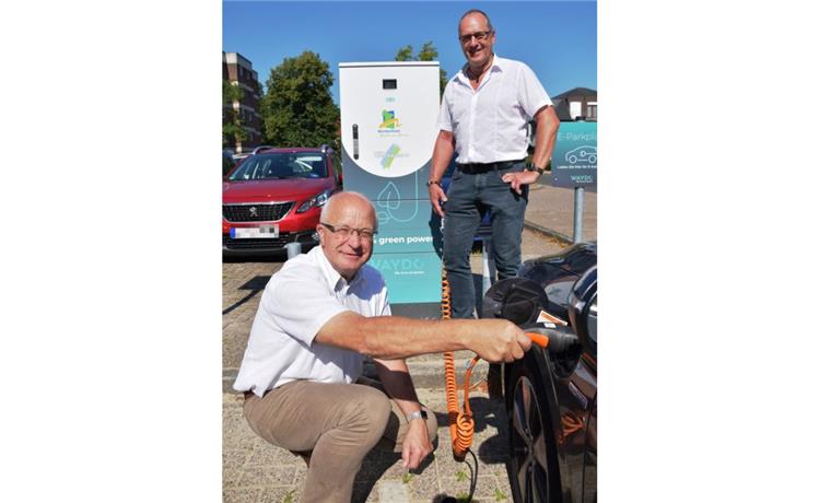 Neue Tankstelle für E-Autos in der Nordenhamer City Sie stellten die neue Ladesäule auf dem Jahnparkplatz vor: Tönjes Itgen (vorn), Mobilitätsbeauftragter des Energieversorgers EWE, und Bert Freese, allgemeiner Vertreter des Nordenhamer Bürgermeisters.