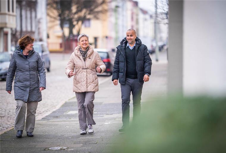 Bremerhaven: „Lotsen“ sollen beim Ausfüllen von Formularen helfen Die Sozialarbeiterinnen Birgitt Klaukien (von links), Beate Engelberth und Assistent Djawar Mohamad in den Straßen von Bremerhaven-Lehe unterwegs.
