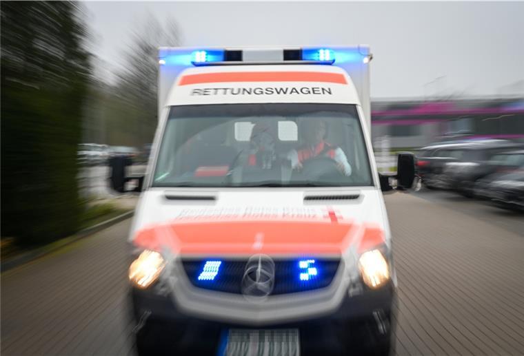 Dreist: Frau will während Notfalleinsatz Rettungswagen umparken Rettungswagen