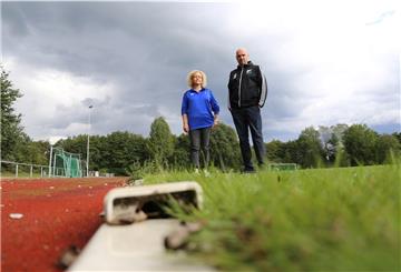Sie träumen von einem Kunstrasen-Platz in Hagen: Xenia Köstergarten vom JFV Staleke und Julian Berndt vom FC Hagen/Uthlede.