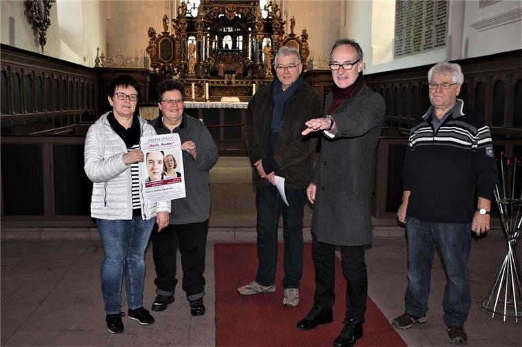 Stadland: Rodenkircher Kirche wird Spielort für Theater Sie trafen sich jetzt zu einer Besprechung in der St.-Matthäus-Kirche (von links): Kirchenratsvorsitzende Jutta Barghop, Pastorin Birgit Faß, Ummo Wedelich, Regisseur Thomas G. Willberger, und Küster Wilfried Pargmann.